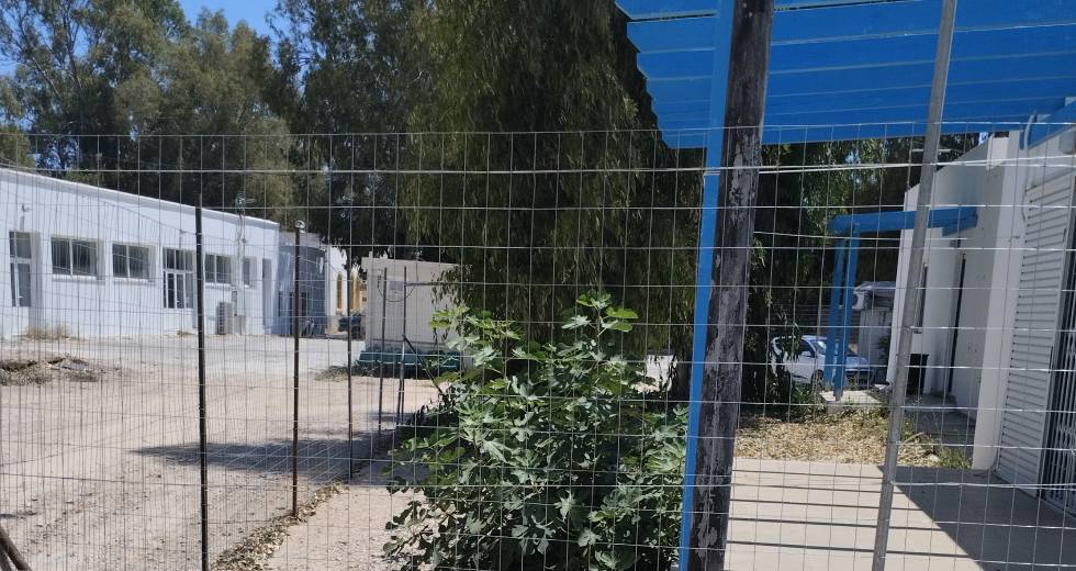 Συρματοπλέγματα στο «τμήμα εισαγωγών» στη Λέρο