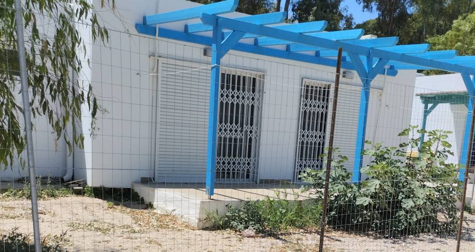 Συρματοπλέγματα στο «τμήμα εισαγωγών» στη Λέρο