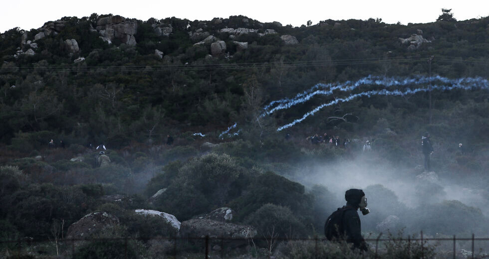 Με ΜΑΤ, στρατό και μπουλντόζες ανοίγουν «τάφους» για πρόσφυγες