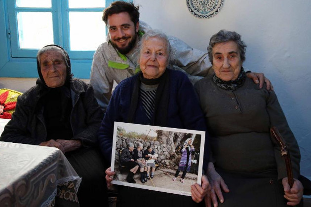 «Έφυγε» η γιαγιά Μαρίτσα της Λέσβου, σύμβολο της αλληλεγγύης στους πρόσφυγες