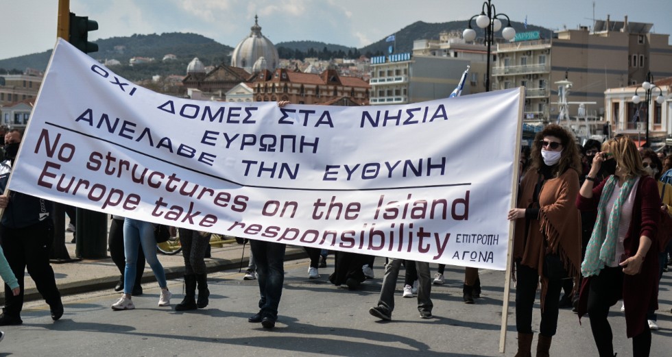 Χρηματοδότηση και τελεσίγραφα από Γιόχανσον για τις προσφυγικές δομές στο Αιγαίο