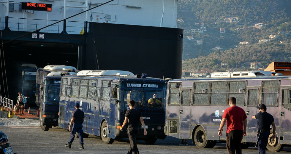 «Θέλουμε να φύγουμε, αφήστε μας ελεύθερους» φωνάζουν οι πρόσφυγες έξω απ’ το Καρά Τεπέ