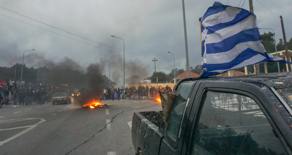 Λέσβος: «Πολιορκία» στρατοπέδου μετά την αστυνομική καταστολή [εικόνες + βίντεο]
