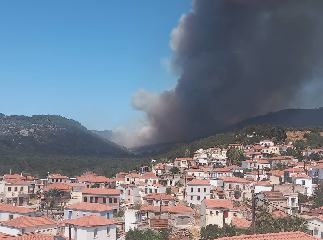 Επικίνδυνη αναζωπύρωση στη Λέσβο, εκκενώθηκε οικισμός