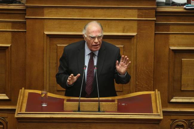 Εν μέσω έντονων διαξιφισμών «πέρασε» η τροπολογία για τις άδειες