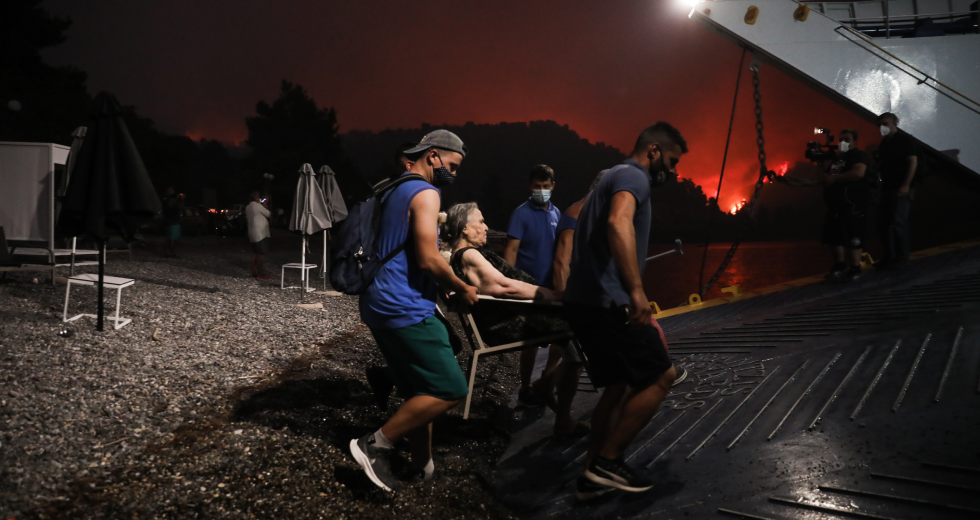 Εγκλωβισμένοι εγκαταλείπουν δια θαλάσσης τη φλεγόμενη Λίμνη