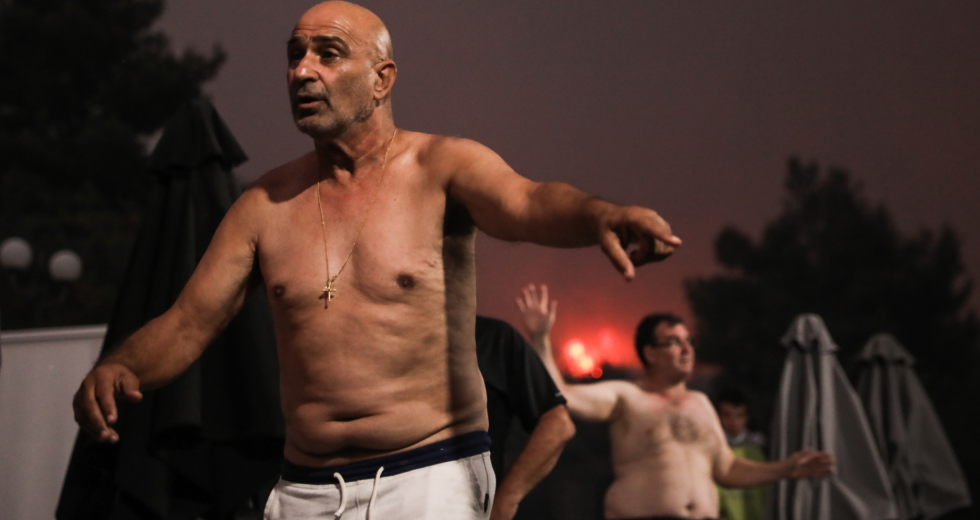 Εγκλωβισμένοι εγκαταλείπουν δια θαλάσσης τη φλεγόμενη Λίμνη