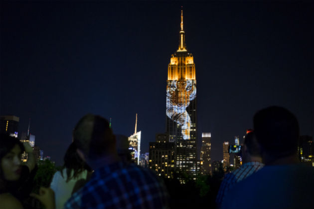 Ο Σεσίλ στην πρόσοψη του Empire State Building