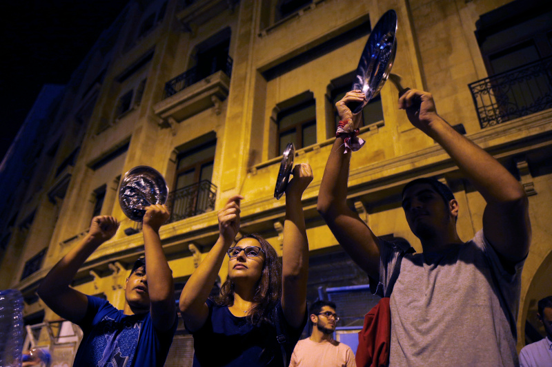 «Ηχορύπανση» έξω από τα σπίτια υπουργών και βουλευτών στον Λίβανο