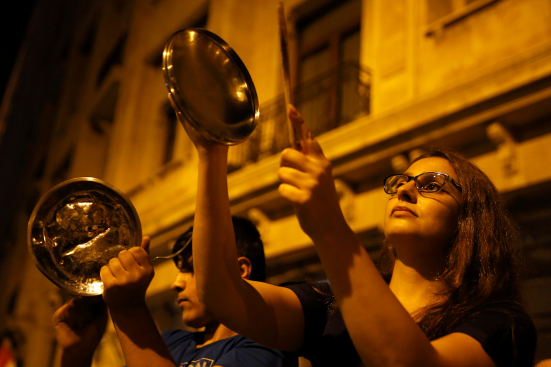 «Ηχορύπανση» έξω από τα σπίτια υπουργών και βουλευτών στον Λίβανο