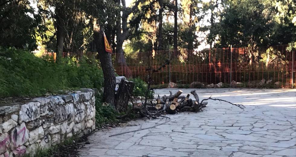 Συνεχίζουν την καταστροφή του Λόφου Στρέφη και χωρίς τις άδειες