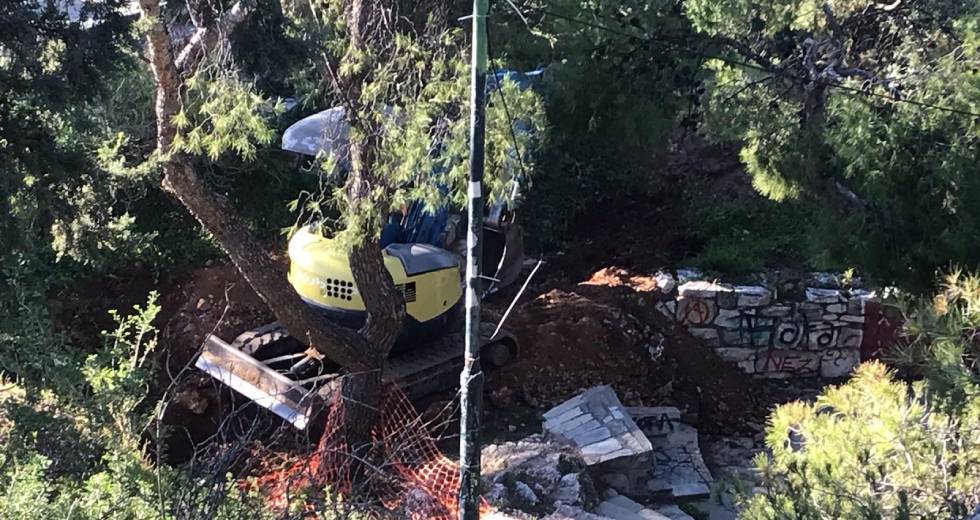Συνεχίζουν την καταστροφή του Λόφου Στρέφη και χωρίς τις άδειες
