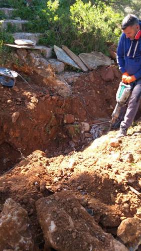 Συνεχίζουν την καταστροφή του Λόφου Στρέφη και χωρίς τις άδειες