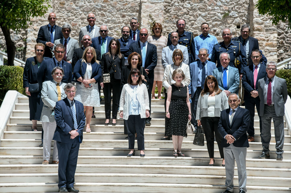 Τα μπράβο στον Μητσοτάκη, το ανάθεμα στους «ειδικούς»