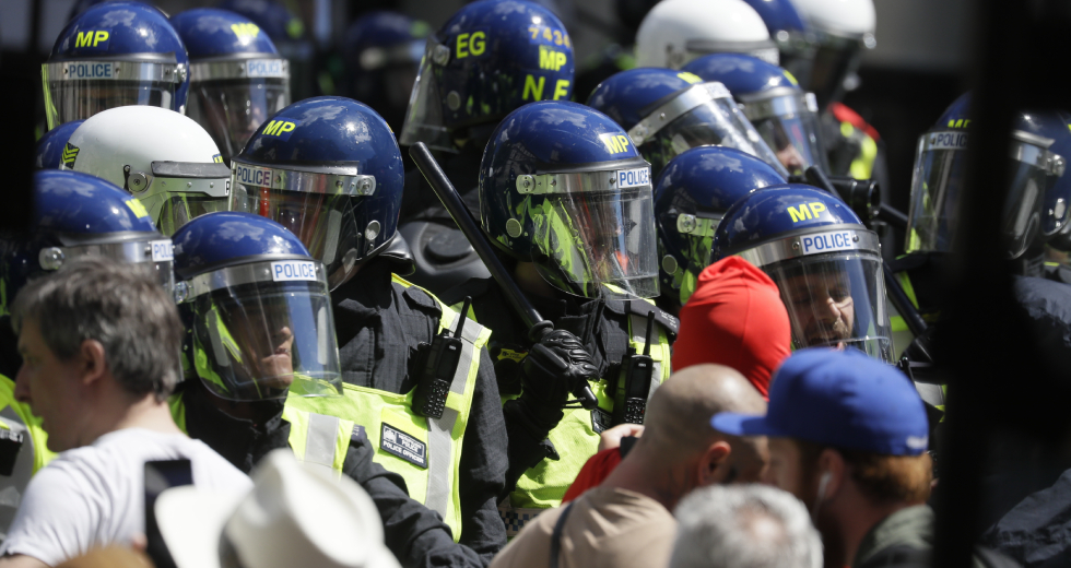 Ακροδεξιοί, αυτόκλητοι υπερασπιστές των μνημείων