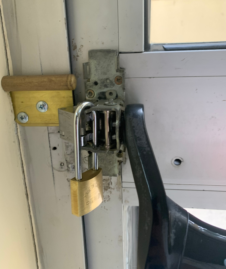 Ηράκλειο: Κλείδωσαν (κυριολεκτικά) το ΠΑΓΝΗ για να μην μπαίνουν συνοδοί