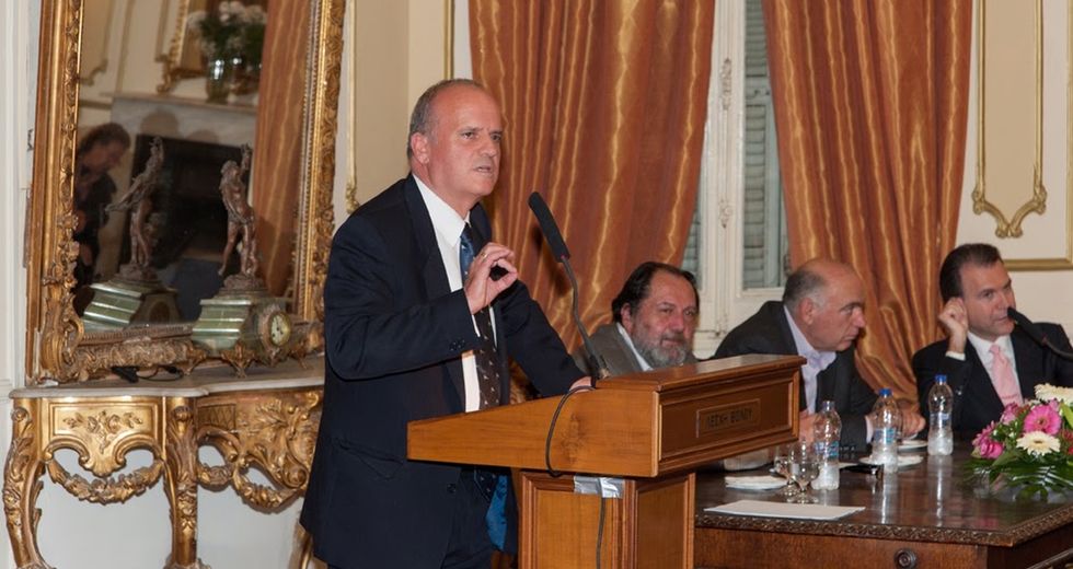 Κάτω τα χέρια από τον «ταμία» μας
