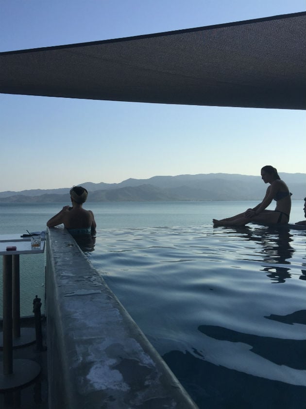 Γυρίζοντας τη Λέσβο με πιάνο και βιολί