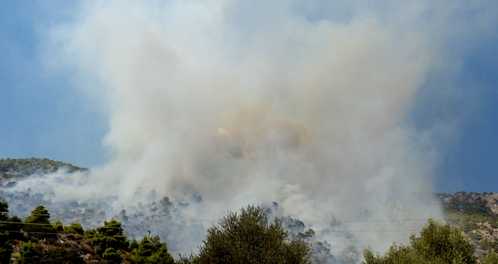 Ολονύχτια μάχη με τις φλόγες στο Λουτράκι