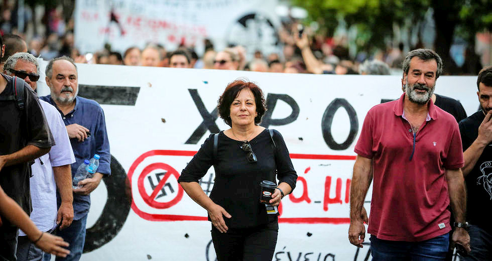 Κάθε βράδυ περιμένω να ακούσω το κλειδί στην πόρτα…