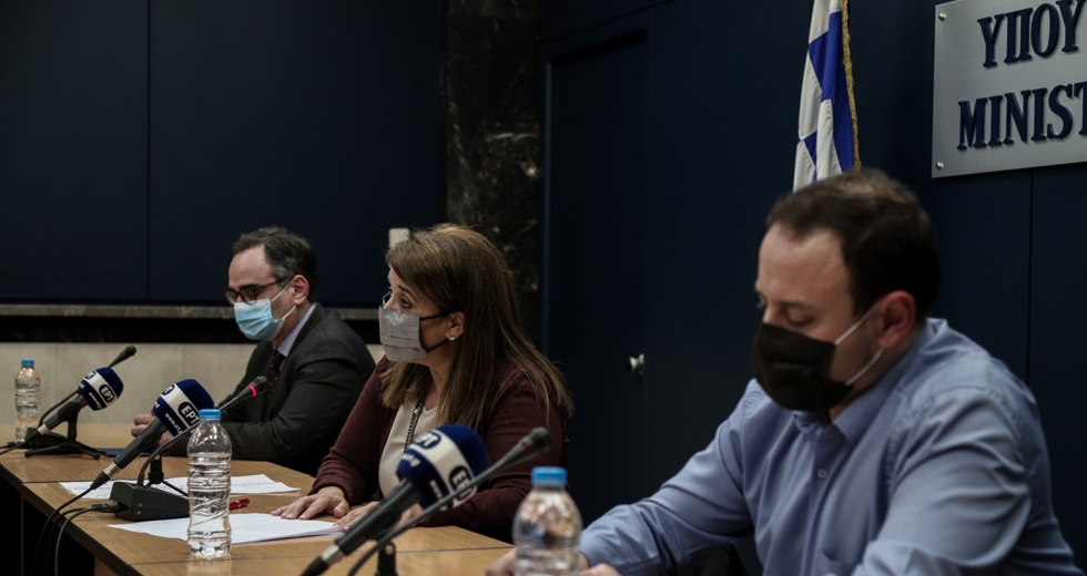 Λιγότερα κρούσματα αλλά με πιο λίγα τεστ
