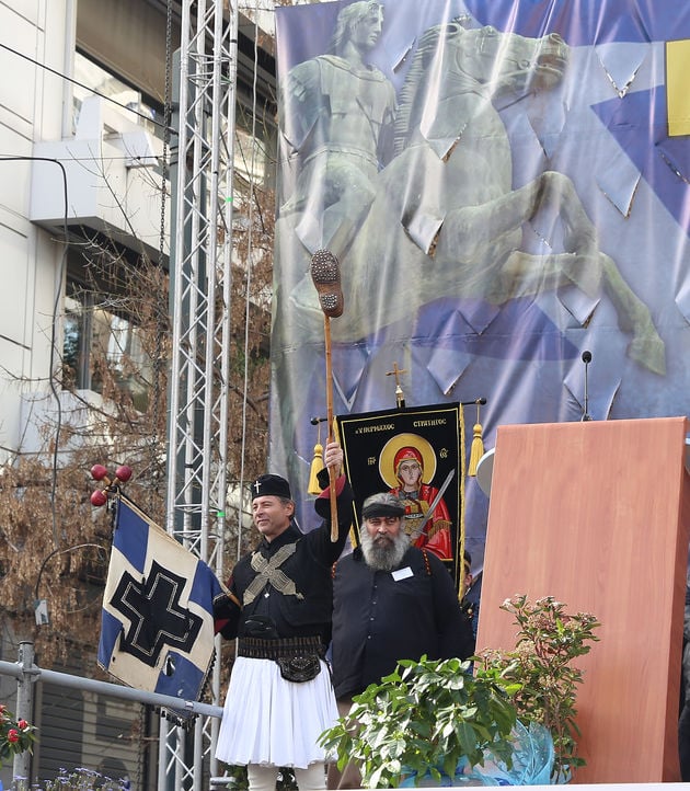 Ακροδεξιά συνθήματα και σημαίες για όλα τα βαλάντια