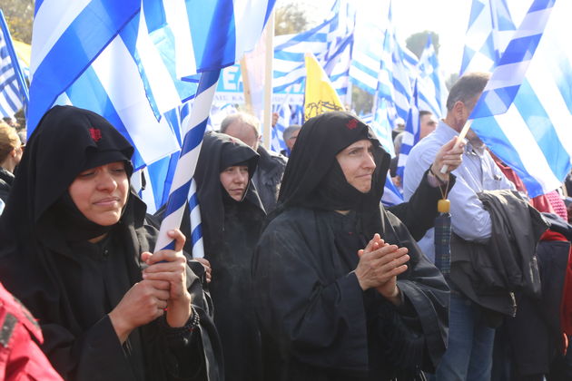 Ακροδεξιά συνθήματα και σημαίες για όλα τα βαλάντια