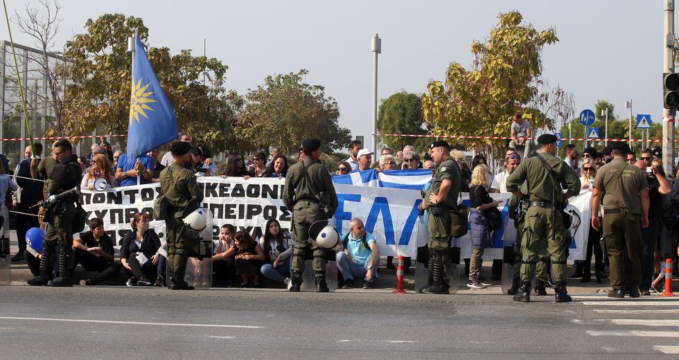 Παρέλαση… μηνυμάτων με «παραστάτη» το κλίμα εθνικής ομοψυχίας