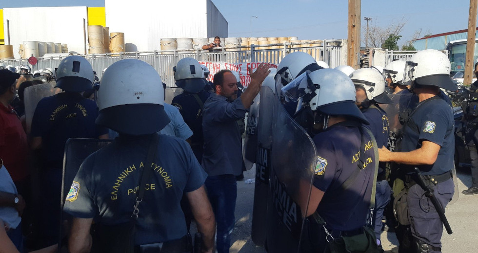 Επίθεση των ΜΑΤ στους απεργούς της Μαλαματίνας – Πολλοί τραυματίες [βίντεο]