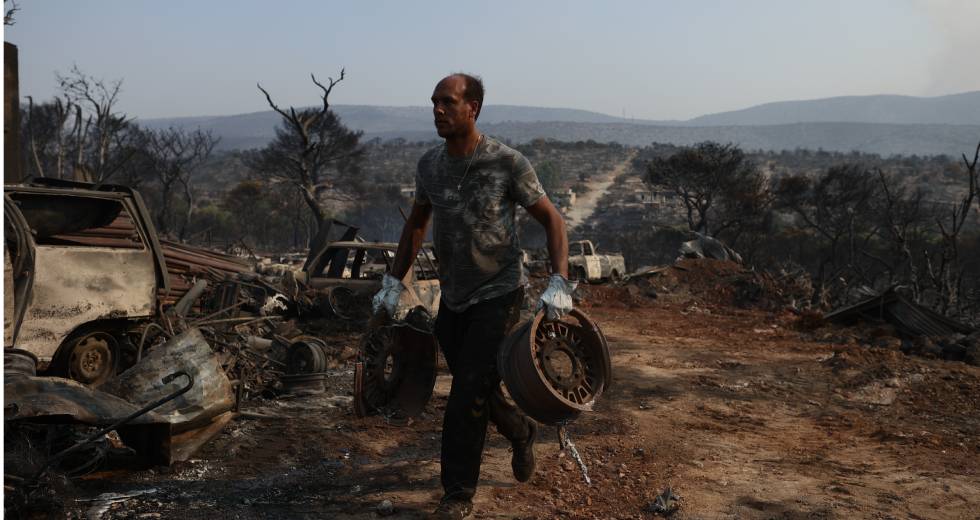Εικόνες απόλυτης καταστροφής από την μεγάλη φωτιά στη Μάνδρα