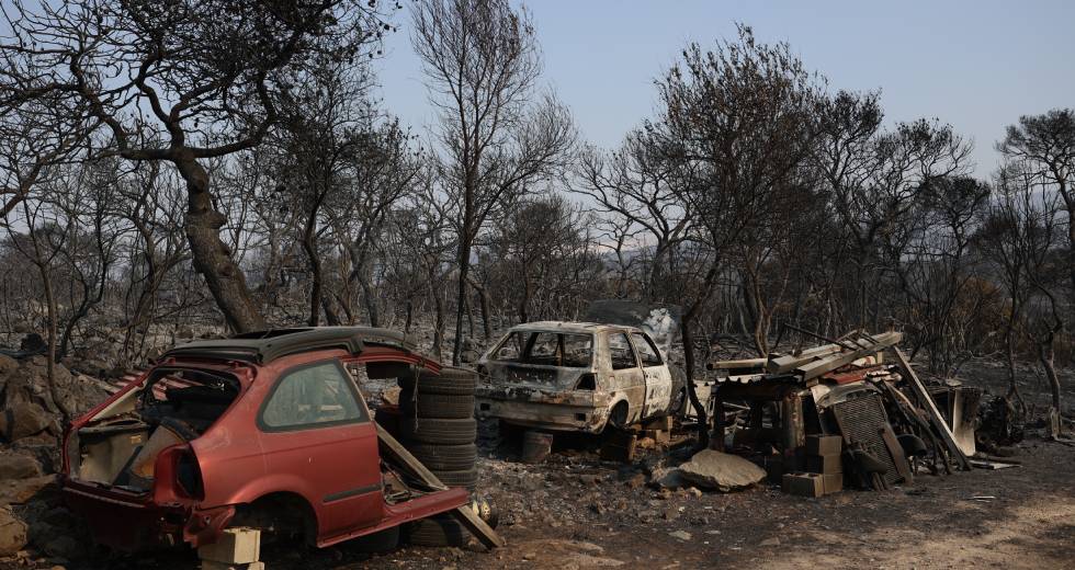 Εικόνες απόλυτης καταστροφής από την μεγάλη φωτιά στη Μάνδρα