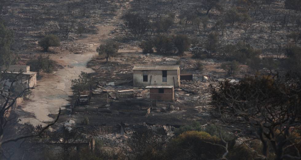 Εικόνες απόλυτης καταστροφής από την μεγάλη φωτιά στη Μάνδρα