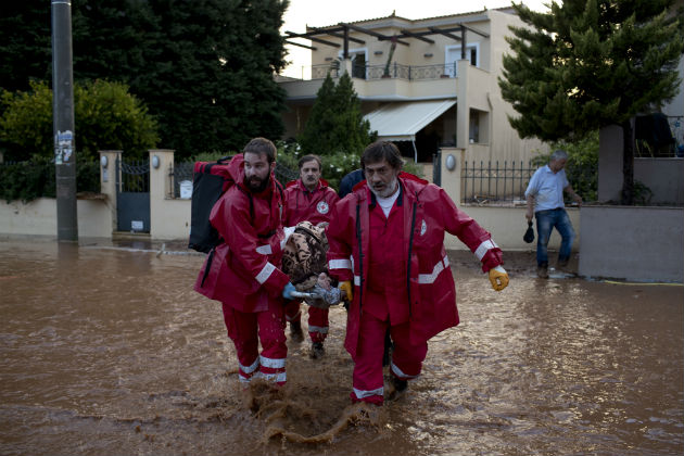 Έξι αγνοούμενοι και δεκαπέντε νεκροί με την πρώτη βροχή