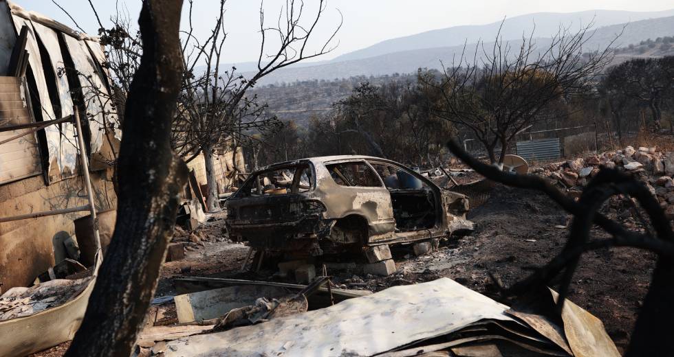 Εικόνες απόλυτης καταστροφής από την μεγάλη φωτιά στη Μάνδρα