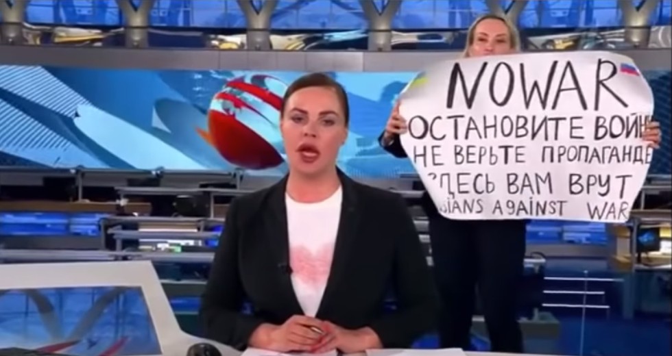 Απέδρασε η δημοσιογράφος που είχε κάνει live αντιπολεμική παρέμβαση στη Ρωσία