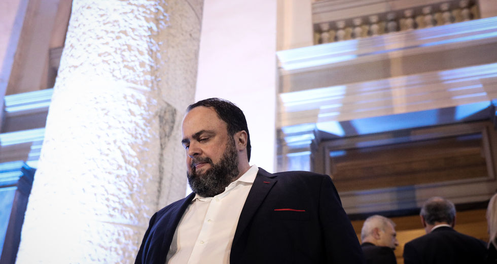 Κυβερνητική φιέστα με ξένα κόλλυβα