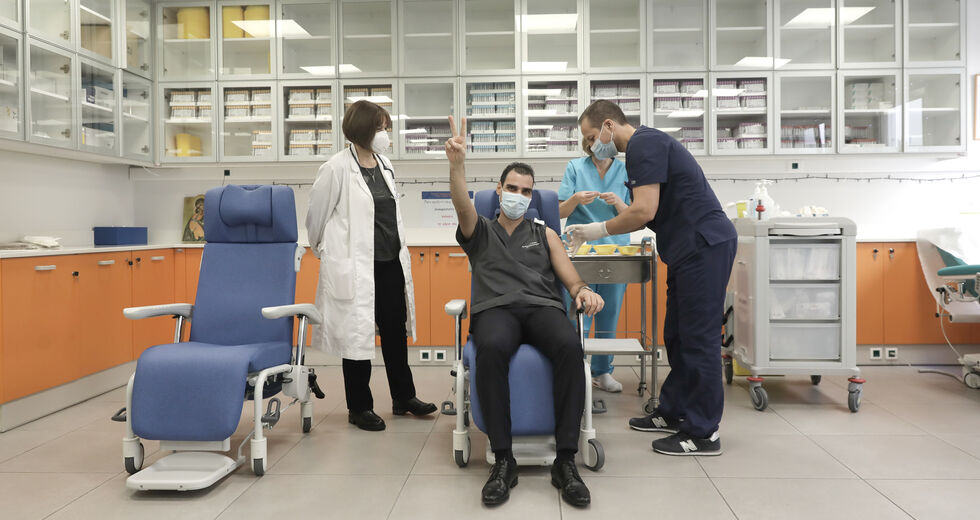Υπερδοσολογία κυβερνητικής αισιοδοξίας, αντιστρόφως ανάλογη των εμβολίων