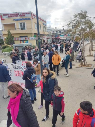 Με αποδοκιμασίες και αντικυβερνητικά συνθήματα η υποδοχή Μητσοτάκη στο Μαρούσι