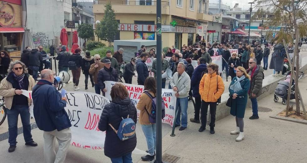 Με αποδοκιμασίες και αντικυβερνητικά συνθήματα η υποδοχή Μητσοτάκη στο Μαρούσι