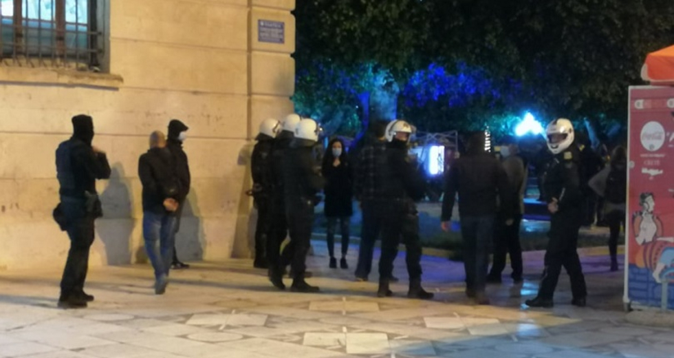 Χανιά: ΜΑΤ «διέλυσαν» καλλιτεχνικό δρώμενο για τους άστεγους