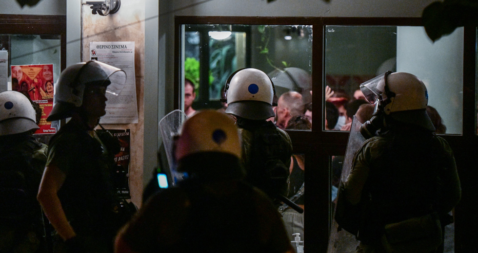 Τα βίντεο και οι φωτογραφίες της αστυνομικής ντροπής στα Εξάρχεια