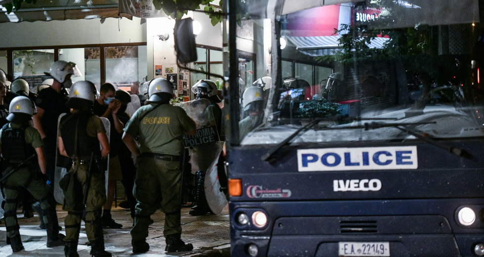 Τα βίντεο και οι φωτογραφίες της αστυνομικής ντροπής στα Εξάρχεια