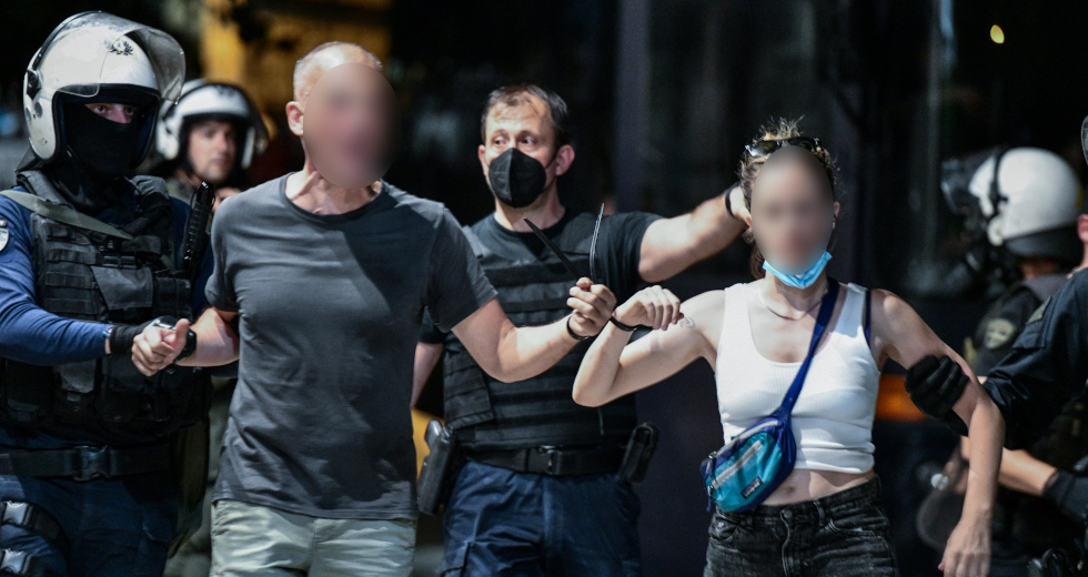 Τα βίντεο και οι φωτογραφίες της αστυνομικής ντροπής στα Εξάρχεια