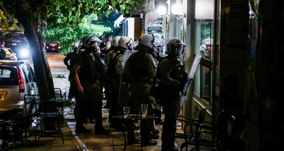 Τα βίντεο και οι φωτογραφίες της αστυνομικής ντροπής στα Εξάρχεια