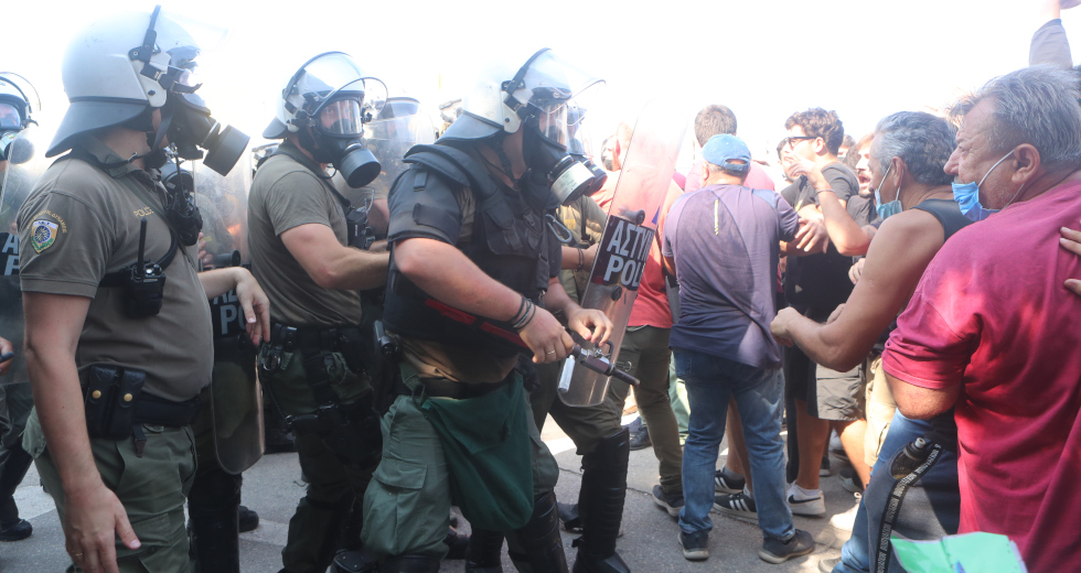 Κατακραυγή για το όργιο αστυνομικής βίας στη Μαλαματίνα [εικόνες + βίντεο]