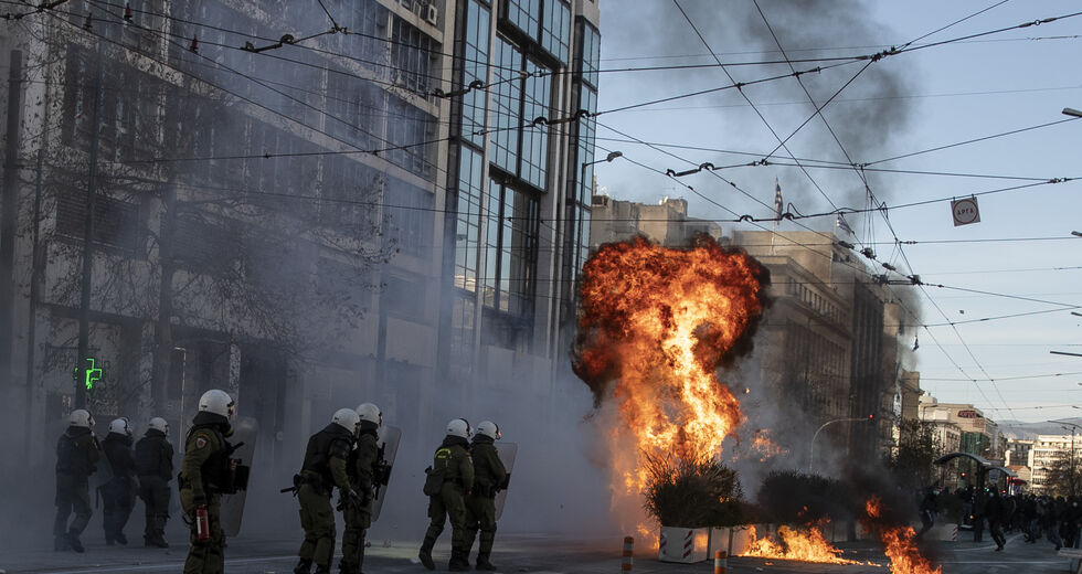 Αγριο ξύλο, συλλήψεις και χημικά στα παιδιά που αντιστέκονται