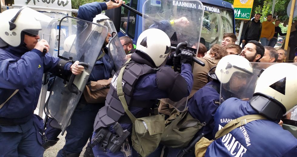 «Τσεκούρι» από Βορίδη και «φωτιά» από τα ΜΑΤ