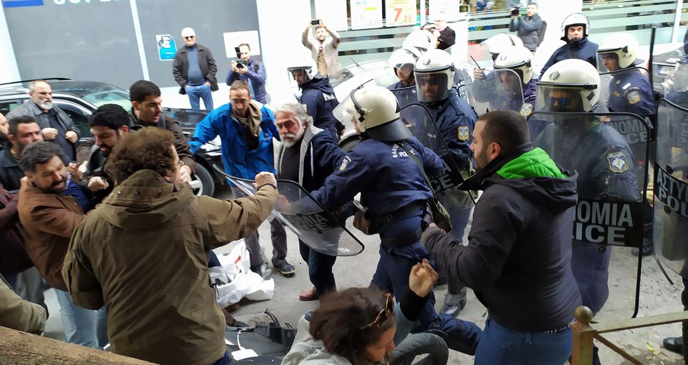 «Τσεκούρι» από Βορίδη και «φωτιά» από τα ΜΑΤ