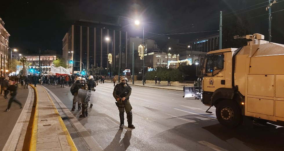 «Ποτάμι» η οργή στο δρόμο για τον 16χρονο Ρομά – Έπνιξαν στα χημικά τις διαδηλώσεις