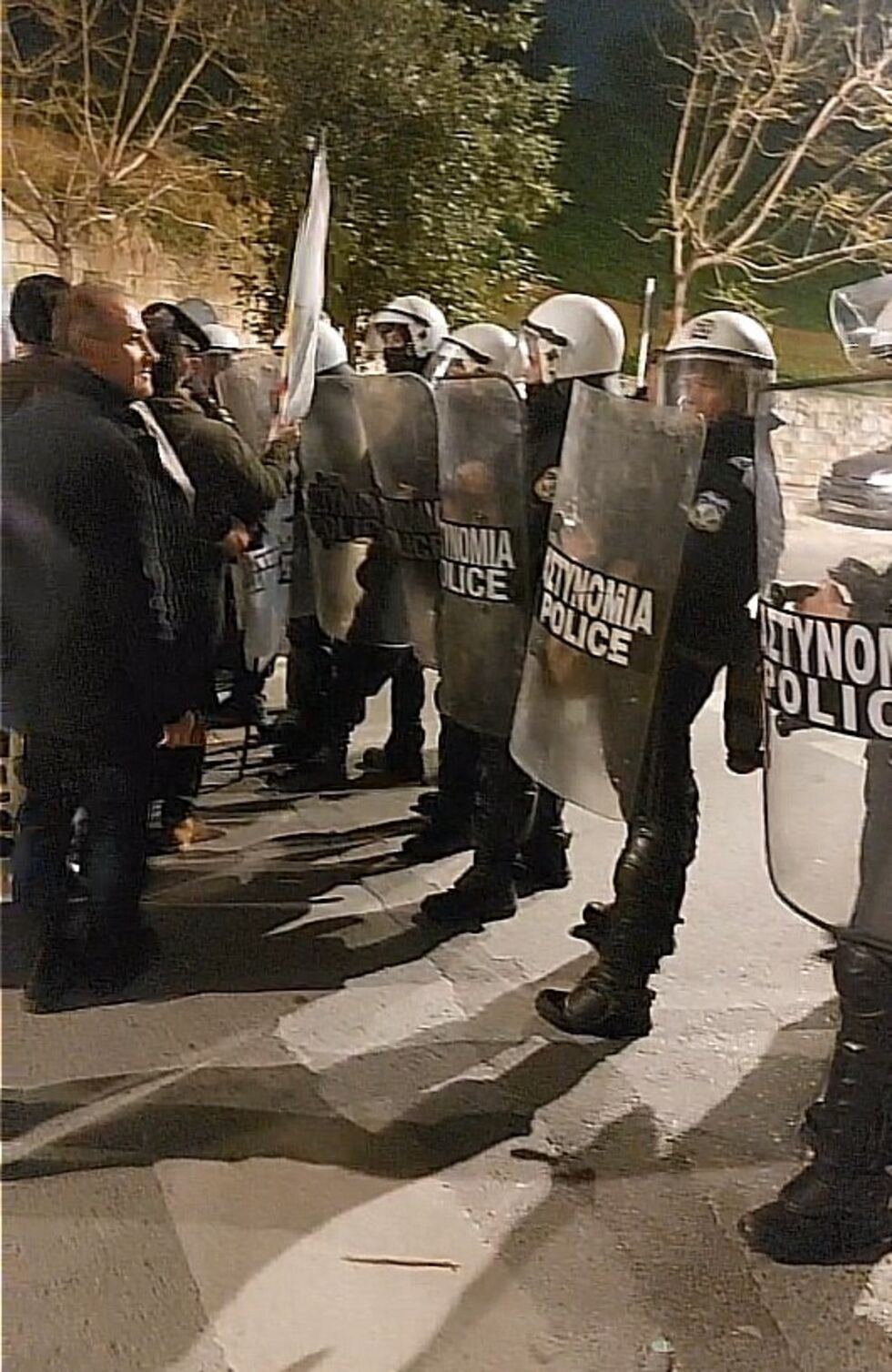 Με ΜΑΤ και… καθρεφτάκια